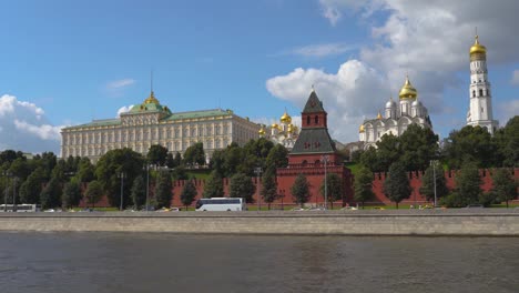 Kremlin-from-Moskva-river-in-Moscow,-Russia-in-4k