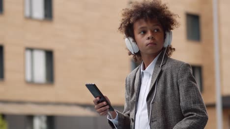 African-Teenage-Boy-Hören-von-Musik