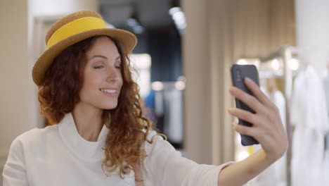 Mujer-alegre-caucásica-haciendo-fotos-en-la-tienda