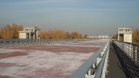 Puente-inacabado-sobre-el-fondo-de-la-silueta-de-la-ciudad.-Autopista-inacabada-lejos-de-la-ciudad