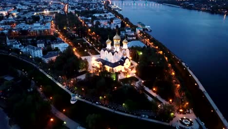 Vista-panorámica-aérea-del-paisaje-urbano-de-Yaroslavl-en-la-orilla-del-río-Volga