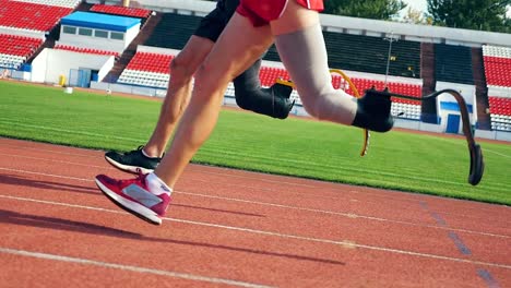 Nahaufnahme-von-künstlichen-und-gesunden-Beinen-von-Athleten-während-des-Laufens