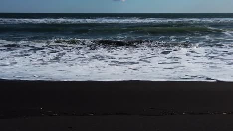 Paisaje-marino-lento-con-playa-volcánica,-Kamchatka