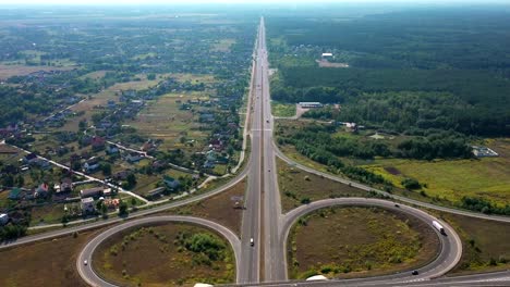 Intercambio-de-coches-grandes,-disparo-aéreo.-Ruta-Kiev-Zhytomyr