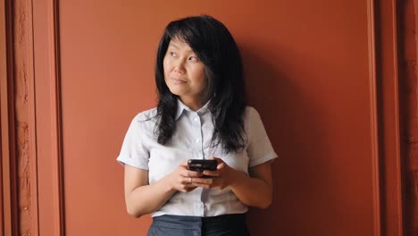 Thoughtful-lady-in-white-blouse-looks-around-and-texts