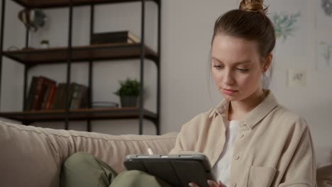 Künstler-Zeichnung-Pflanzen-zu-Hause-Zimmer-oder-Frau-mit-Tablet-und-Stift-für-digitale-Kunst