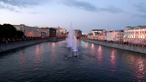 Night-view-on-the-drain-channel-and-fountains-near-the-Luzhkov-(Tretyakov)-bridge,-Moscow,-Russia