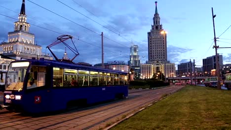 Noche-tranvías-de-tráfico-cerca-de-terminal-de-ferrocarril-de-Kazansky-(Kazán-vokzal)--es-uno-de-los-nueve-terminales-de-ferrocarril-en-Moscú,-Rusia