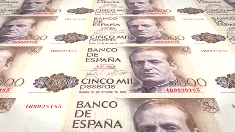 Banknoten-von-fünftausend-spanischen-Peseten-von-Spanien,-Bargeld,-Schleife