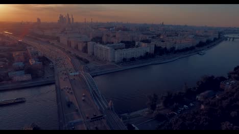 Luftaufnahme-der-Stadt-bei-Sonnenuntergang