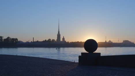 Peter-y-Paul-Fortress-y-piedra-bola-en-la-isla-de-Vasilievsky-en-salida-del-sol-en-verano---St.-Petersburg,-Rusia