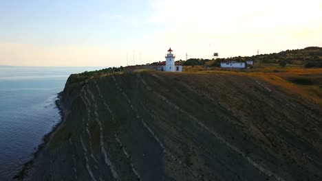 Leuchtturm-auf-einer-Klippe