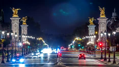 Blick-auf-die-Avenue-du-Marechal-Gallieni-mit-Verkehr-Nacht-Zeitraffer.-Paris,-Frankreich