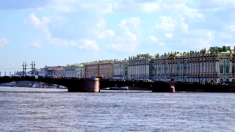 Sankt-Petersburg,-Russland.-Die-Schlossbrücke-und-der-Eremitage