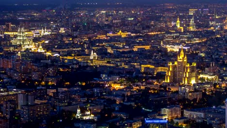 Vista-aérea-superior-de-timelapse-de-la-noche-de-Moscú-después-del-atardecer.-La-forma-de-la-plataforma-de-observación-de-la-ciudad-del-centro-de-Moscú-negocio