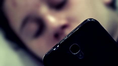 Chica-de-smartphone-con-aplicación-en-teléfono-acostado-en-el-sofá-del-lobby-del-hotel,-extreme-closeup-vintage