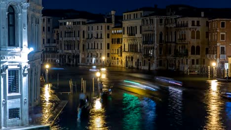 Grand-Canal-in-Venice-timelapse,-Italy-at-night