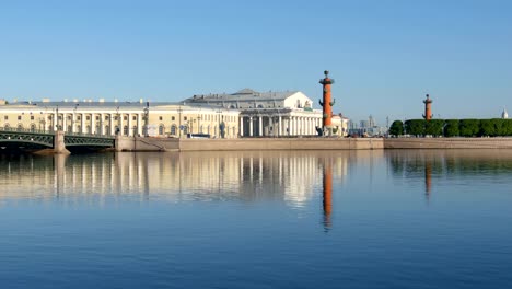 Río-Neva-y-el-viejo-intercambio-partiendo-de-la-escupida-de-Vasilievsky-Island-en-la-mañana-de-verano---San-Petersburgo,-Rusia