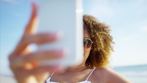 African-American-mujer-relajante-en-la-playa-al-atardecer