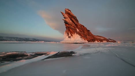 Die-Extremität-des-Ogo-Insel-im-Winter-bei-Sonnenuntergang-in-Bewegung