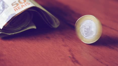 Cinemagraph---Seamless-loop---Real-Coin-looping-in-wooden-table