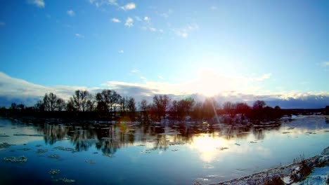 Frühlingslandschaft-mit-beweglichen-Eisschollen