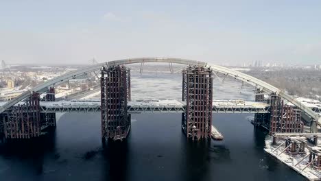 Oxidado-puente-inacabado-en-Kiev,-Ucrania.-Puente-combinado-del-coche-y-metro-en-construcción.