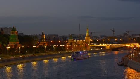 russia-sunset-night-time-moscow-kremlin-wall-river-traffic-bridge-panorama-4k