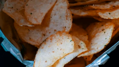 Kartoffel-Chips-Nahaufnahme-auf-einem-Tisch