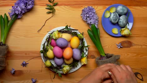 Hände-schmücken-einen-Hyazinthe-Blumentopf-mit-Sackleinen-für-die-Oster-Zusammensetzung