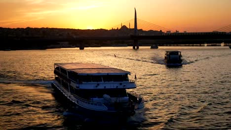 Stadt-Sonnenuntergang-Brücke-Fähre