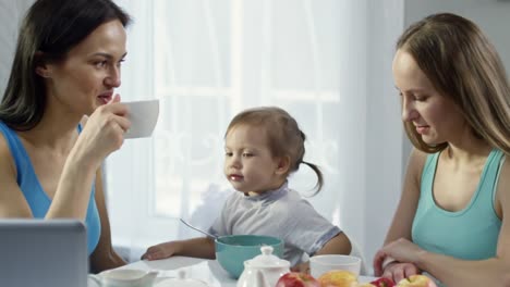 Lesbisches-Paar-mit-Kleinkind-frühstücken