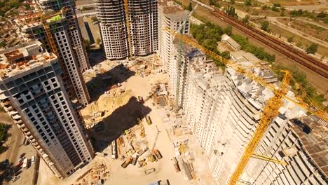 Bau-von-Häusern.-Drohne-fliegen-über-Baustelle-mit-Turmdrehkranen