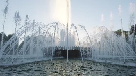 Fuente-de-agua-en-el-parque-al-atardecer.-Cámara-lenta