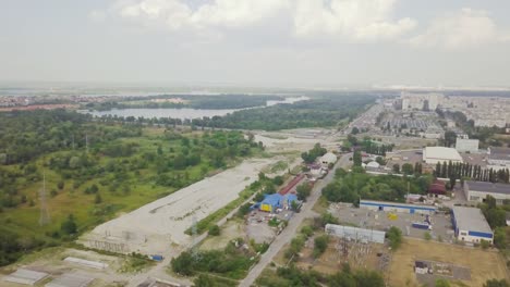 Bau-einer-Umgehungsstraße-für-den-Verkehr-in-der-Nähe-der-Stadt.-Baustelle.-Luftaufnahme.-Die-Stadt-Einklang-mit-Natur-und-Gebäude