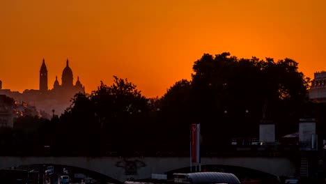 Amanecer-con-la-Basílica-de-Sacre-Coeur-y-el-lapso-de-tiempo-de-río-Sena,-París,-Francia