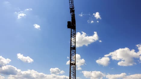 Zeitraffer-Aufnahmen-von-einem-Bau-Kran,-blauer-Himmel