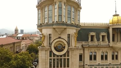 Astronomische-Uhr-in-Batumi,-Gebäude-an-der-Ecke-von-Europa-Platz,-Tourismus