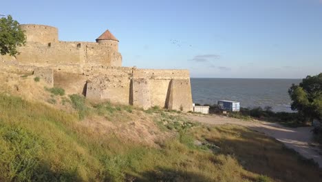 Fliegen-auf-Drone-über-alte-Festung-Akkerman,-am-Ufer-des-Dnister-Mündung-in-Bilhorod-Dnistrovskyi-Stadt