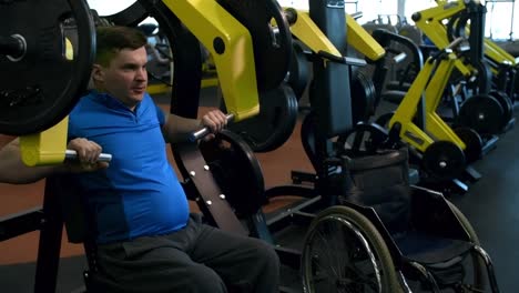 Paraplegic-Mann-Training-im-Fitness-Studio