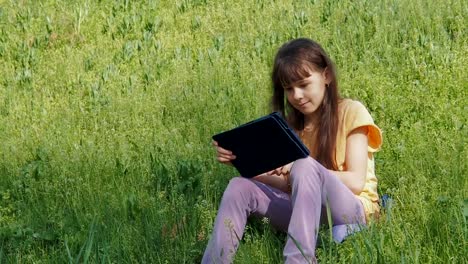 Child-with-a-tablet.