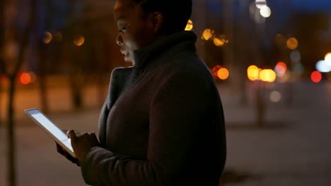 Mujer-africana-escribiendo-en-tableta