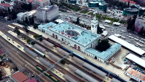 Luftaufnahmen-mit-einer-Drohne-Sotschi-Bahnhof.-Die-zentrale-Attraktion-der-Stadt-Sotschi.-Verkehrsknotenpunkt.-Stadtzentrum