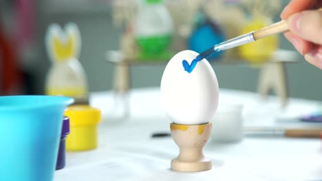 Decorating-Easter-Egg-with-the-Brush