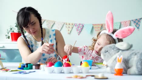 Little-Girl-und-ihre-Mutter-färben-Ostereier