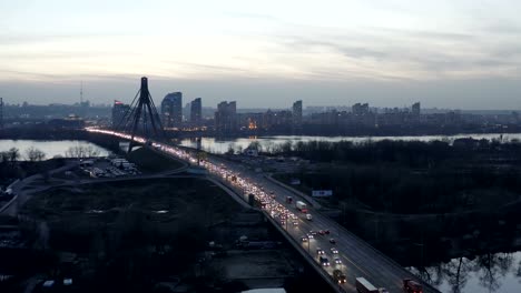 Kiev-se-levanta-sobre-el-puente-del-sur