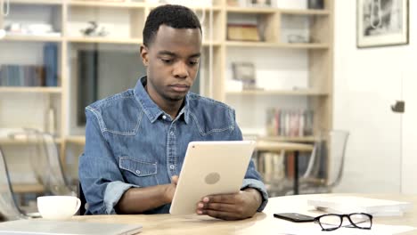 Afrikanischer-Mann-nutzt-Tablet-im-Büro