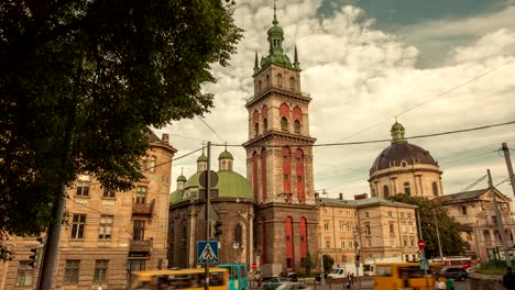 Zeitraffer-bewegender-Wolken-über-der-Kirche-in-der-Stadt-Lwiw,-Ukraine.-Zentraler-Teil-der-Altstadt.-European-City.-Dicht-besiedelte-Stadtteile.-Ukraine-Dominikaner