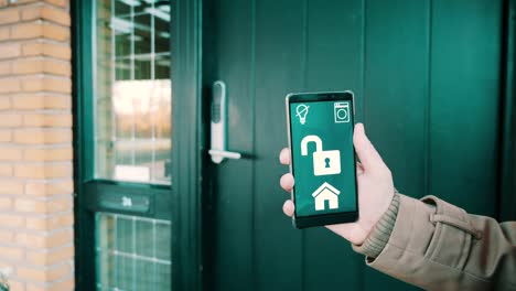 Handy-zeigt-App-zum-Schließen-und-Entsperren-der-Haustür-in-Smart-Home