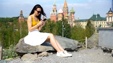 Joven-mujer-urbana-feliz-en-ciudad-europea.